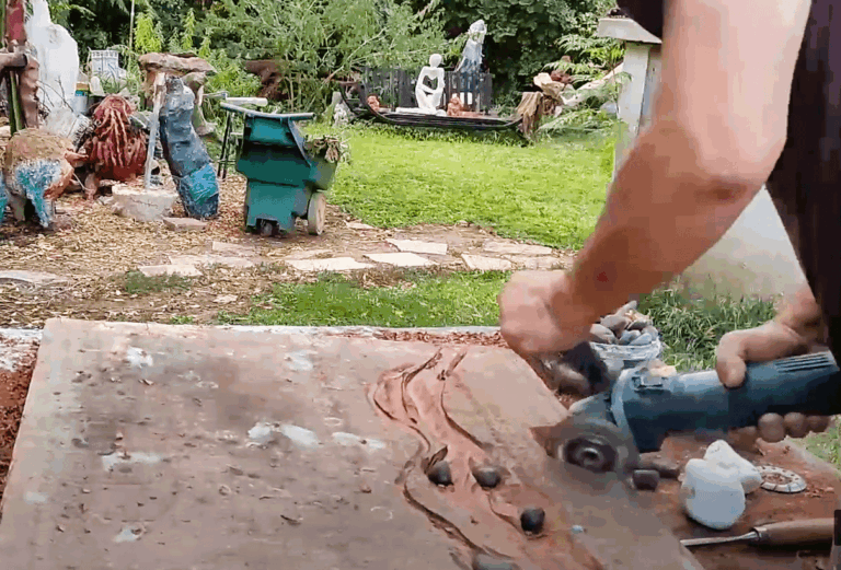 גילוף משטח השולחן בעזרת סכיני גילוף המורכבים על משחזת זווית