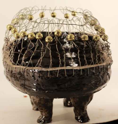 קרמיקה ,גלזורה, חוטי ברזל, חרוזי ברזל-דליה בבקוף