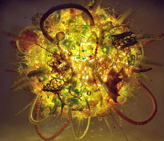 Aurora Robson-פיסול בשקיות ויריעות ניילון