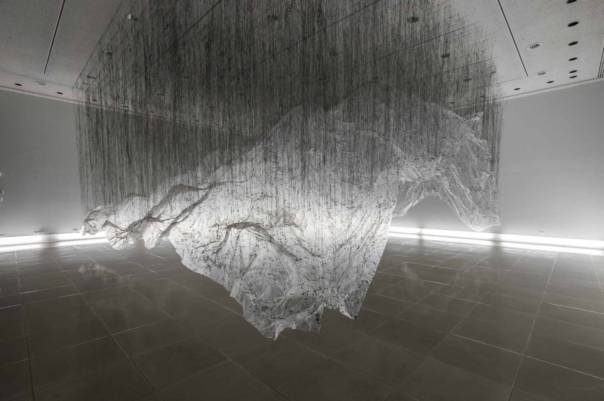 פיסול בבד ואור: yasuaki onishi