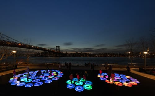 Jen Lewin פלטפורמות LED המשתנות בצבע לפי משקל ותנועה של אנשים. עושה שימוש באפוקסי וסיבים אופטיים.