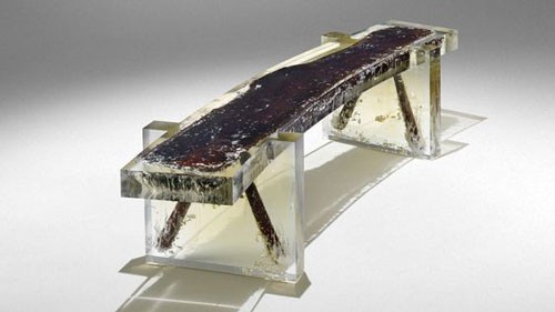 Nucleo יוצק רהיטים עץ ומתכת בשרף אפוקסי ויוצר אפקט דמוי שרידים ארכיאולוגיים.