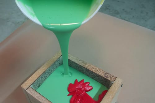 מזיגת סיליקון נוזלי לתבנית ליציקת אפוקסי-סדנת אפוקסי בסדנה לתהליכים יצירתיים