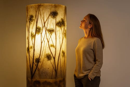 גוף תאורה אפוקסי וצמחים מיובשים-הסדנה לתהליכים יצירתיים