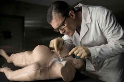 בזמן שרוברט מחפש את העור המושלם, הבלתי חדיר, הבלתי פגיע.