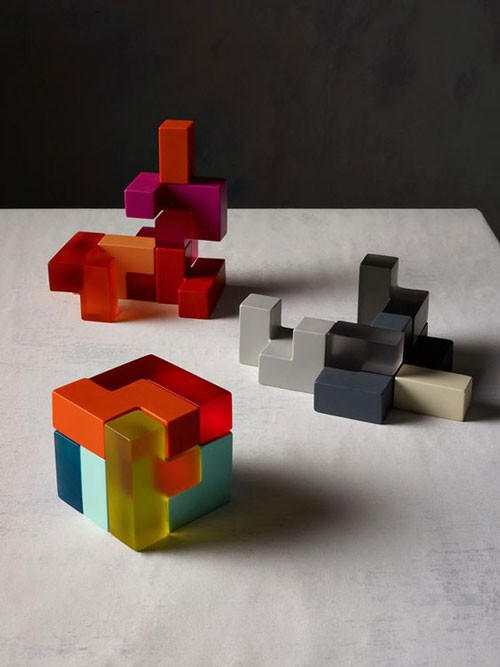 Dinosaur Designs השיקו קולקציה חדשה הכוללת תכשיטים וכלי בית אורגניים וצבעוניים בשם Atelier. השימוש באפוקסי ובתבניות סיליקון מאפשר להם לעבוד בסדרות קטנות.