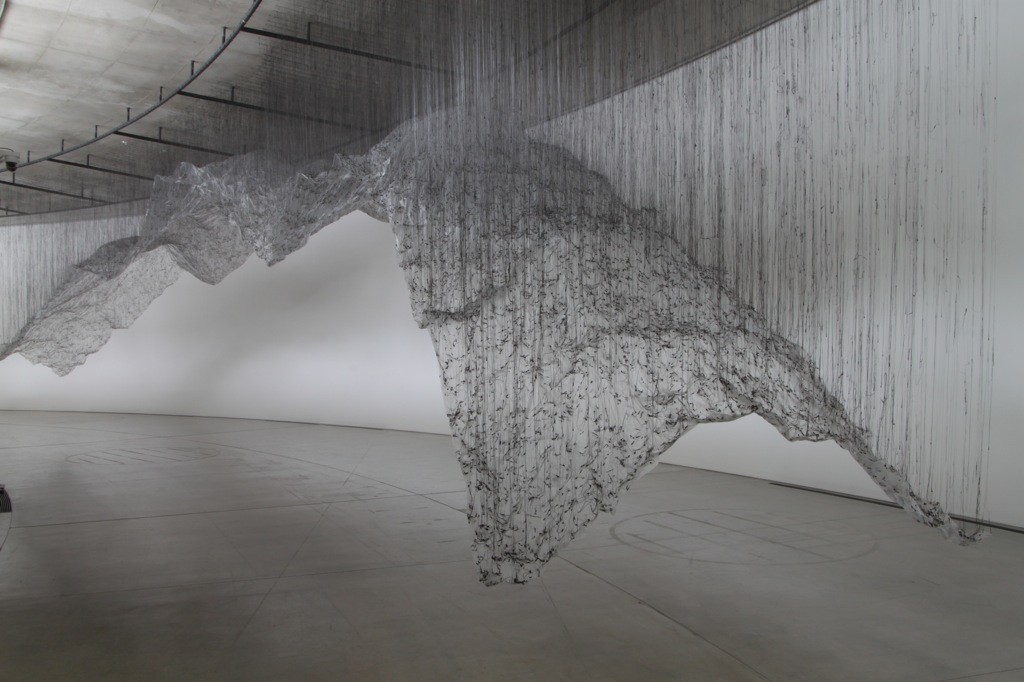 Yasauki Onishi-דבק, פלסטיק, חוט דייג.