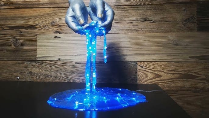 Mateusz MB Resin Art: מנורות ייחודיות מחפצים  עטופים בשכבות של אפוקסי שקוף, פיגמנטים עזים ותאורת ־LED .