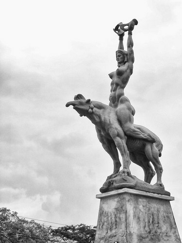 פסיכולוגים תל אביב-האישה החזקה, פסל של אלחנדרו קולינה,