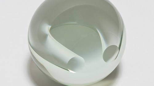 אפוקסי ריזין ואקריליק-הלן פשגיאן. Untitled Sphere (ירוק בהיר), 2014.