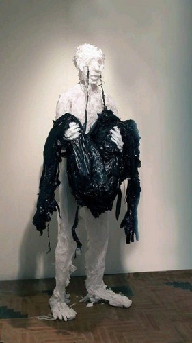 פיסול בשקיות ניילון ממוחזרות