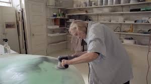 הלן פשיגיאן בעבודת ליטוש אפוקסי על העדשות הגדולות