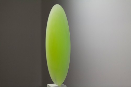 דיסק עדשה עשוי יציקת אפוקסי מהתערוכה של פשגיאן ב-SITE סנטה פה.