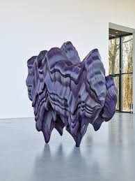 השימוש של טוני קראג באפוקסי מאפשר לו להשיג ברק סינתטי ועומק צבעונ