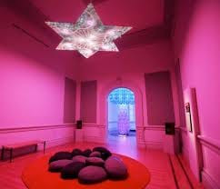 Christopher Schardt: שרף אקרילי עם תאורה ומוזיקה.