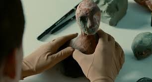 הבדים בהם בוחרת ורה לפסלים שלה קרועים וסדוקים