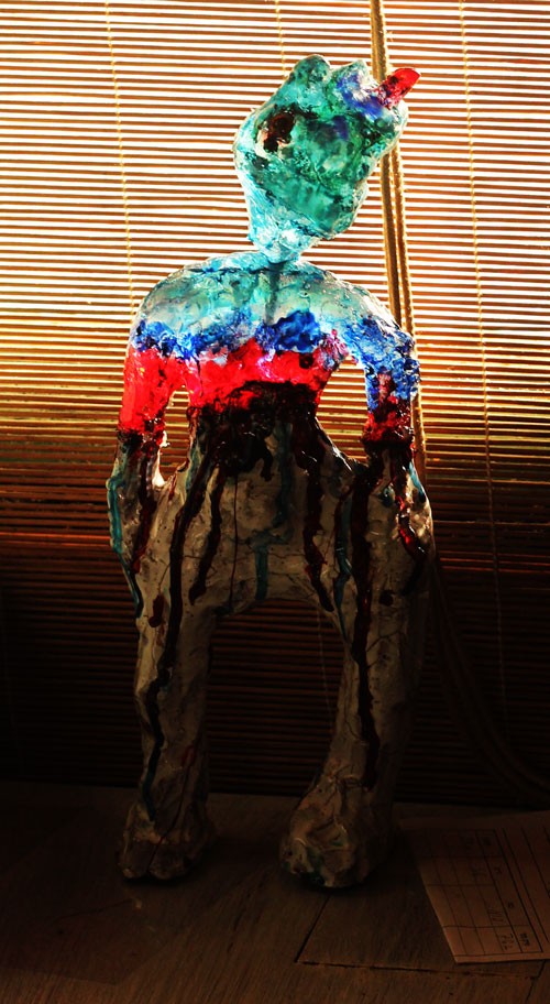 פיסול בחימר בשילוב חומרים שקופים