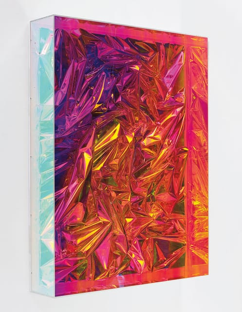 משטחי האפוקסי הזוהרים לעתים קרובות של אנסלם  רייל מדגישים את קסם האור המלאכותי ושלמות סינתטית. 