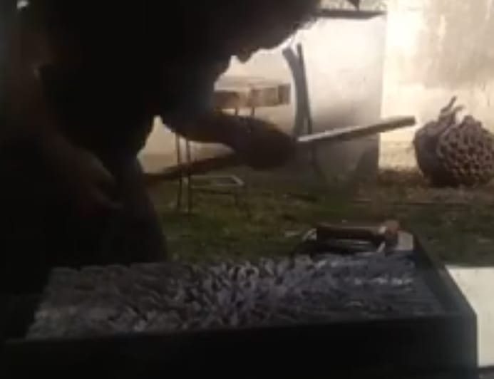 בניית תבנית מסביב ללוח הפוליסטירן ליצירת השולחן.