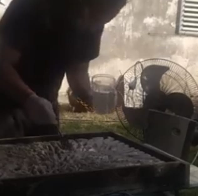  מריחת מספר שכבות אפוקסי דקות על ה-פוליסטירן לאיטום, חיזוק ומניעת בועות.